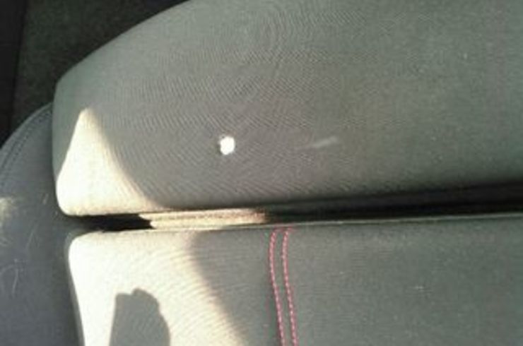 モケットシートの焦げ穴